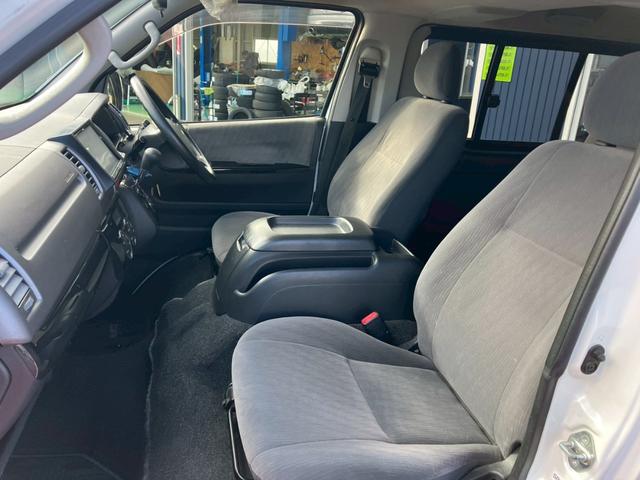 ハイエースバン ロングスーパーＧＬ　４ＷＤディーゼル　社外ナビ　ＴＶ　Ｂｌｕｅｔｏｏｔｈ接続　バックカメラ　ＥＴＣ　純正エンジンスターター　社外アルミ　イージークローザー　ＡＣ１００Ｖ　ＣＤ／ＤＶＤ　ディーゼルターボ（19枚目）