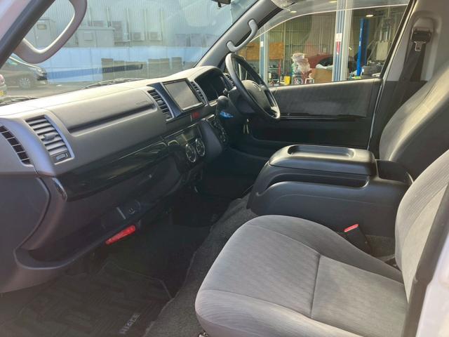 ハイエースバン ロングスーパーＧＬ　４ＷＤディーゼル　社外ナビ　ＴＶ　Ｂｌｕｅｔｏｏｔｈ接続　バックカメラ　ＥＴＣ　純正エンジンスターター　社外アルミ　イージークローザー　ＡＣ１００Ｖ　ＣＤ／ＤＶＤ　ディーゼルターボ（20枚目）
