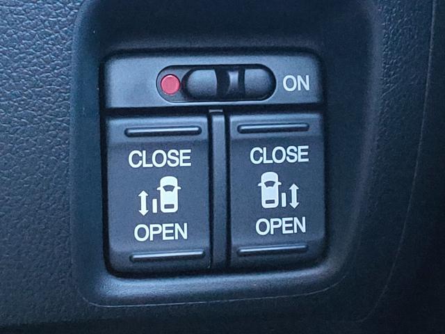 N-BOXカスタム G・Lパッケージ 両側パワースライド/フリップダウン/バックカメラ/ナビ/地デジ/DVD/キセノン/プッシュスタート/スマートキー/オートエアコン/オートライト/14インチアルミ/ISOFIX対応セカンドシート/(5枚目)