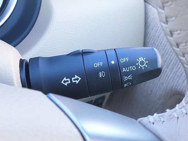 暗くなると自動点灯！オートライト！