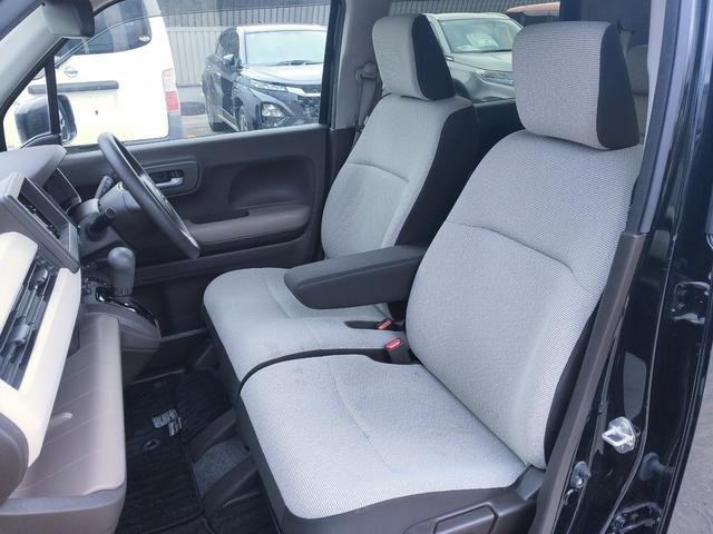 アイボリー／ブラウンの２トーンカラーによるコントラストと角を強調させるようなシートにより、外観と同様に面を意識させるデザインとなっています！