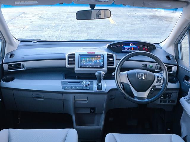 フリードハイブリッド ジャストセレクション　禁煙車／７人乗り／パワスラ／クルーズコントロール／ＥＴＣ／ナビ／Ｂカメラ／Ｂｌｕｅｔｏｏｔｈ／フルセグ／ＤＶＤ再生／ＣＤ／スマートキー／社外１５ＡＷ／オートエアコン／タイミングチェーン／ＩＳＯＦＩＸ（4枚目）