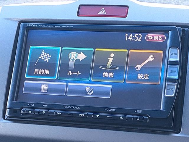 フリードハイブリッド ジャストセレクション　禁煙車／７人乗り／パワスラ／クルーズコントロール／ＥＴＣ／ナビ／Ｂカメラ／Ｂｌｕｅｔｏｏｔｈ／フルセグ／ＤＶＤ再生／ＣＤ／スマートキー／社外１５ＡＷ／オートエアコン／タイミングチェーン／ＩＳＯＦＩＸ（7枚目）