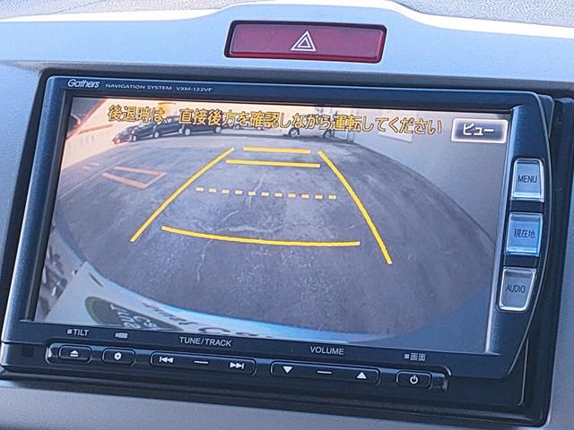 フリードハイブリッド ジャストセレクション　禁煙車／７人乗り／パワスラ／クルーズコントロール／ＥＴＣ／ナビ／Ｂカメラ／Ｂｌｕｅｔｏｏｔｈ／フルセグ／ＤＶＤ再生／ＣＤ／スマートキー／社外１５ＡＷ／オートエアコン／タイミングチェーン／ＩＳＯＦＩＸ（8枚目）