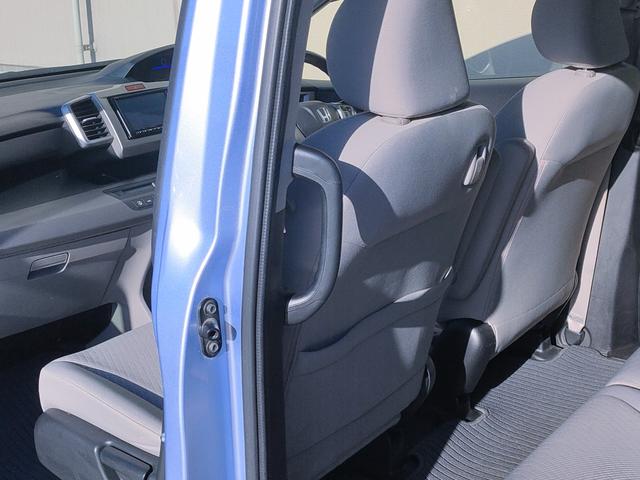 フリードハイブリッド ジャストセレクション　禁煙車／７人乗り／パワスラ／クルーズコントロール／ＥＴＣ／ナビ／Ｂカメラ／Ｂｌｕｅｔｏｏｔｈ／フルセグ／ＤＶＤ再生／ＣＤ／スマートキー／社外１５ＡＷ／オートエアコン／タイミングチェーン／ＩＳＯＦＩＸ（27枚目）