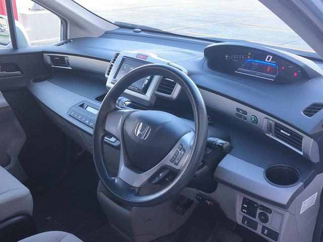 フリードハイブリッド ジャストセレクション　禁煙車／７人乗り／パワスラ／クルーズコントロール／ＥＴＣ／ナビ／Ｂカメラ／Ｂｌｕｅｔｏｏｔｈ／フルセグ／ＤＶＤ再生／ＣＤ／スマートキー／社外１５ＡＷ／オートエアコン／タイミングチェーン／ＩＳＯＦＩＸ（40枚目）