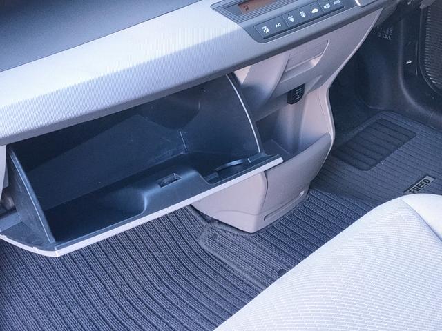 フリードハイブリッド ジャストセレクション　禁煙車／７人乗り／パワスラ／クルーズコントロール／ＥＴＣ／ナビ／Ｂカメラ／Ｂｌｕｅｔｏｏｔｈ／フルセグ／ＤＶＤ再生／ＣＤ／スマートキー／社外１５ＡＷ／オートエアコン／タイミングチェーン／ＩＳＯＦＩＸ（42枚目）