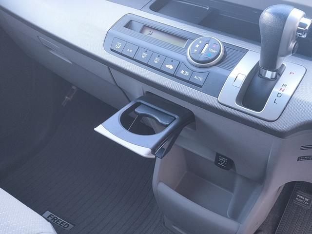 フリードハイブリッド ジャストセレクション　禁煙車／７人乗り／パワスラ／クルーズコントロール／ＥＴＣ／ナビ／Ｂカメラ／Ｂｌｕｅｔｏｏｔｈ／フルセグ／ＤＶＤ再生／ＣＤ／スマートキー／社外１５ＡＷ／オートエアコン／タイミングチェーン／ＩＳＯＦＩＸ（54枚目）