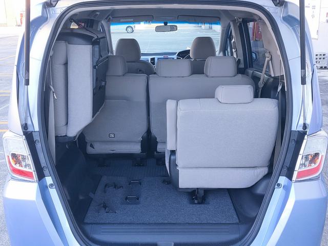 フリードハイブリッド ジャストセレクション　禁煙車／７人乗り／パワスラ／クルーズコントロール／ＥＴＣ／ナビ／Ｂカメラ／Ｂｌｕｅｔｏｏｔｈ／フルセグ／ＤＶＤ再生／ＣＤ／スマートキー／社外１５ＡＷ／オートエアコン／タイミングチェーン／ＩＳＯＦＩＸ（65枚目）