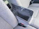 「秘密の収納」ボックス付き！　アームレストのフタを開けると、中にコンソールボックス（小物入れ）が隠されています！