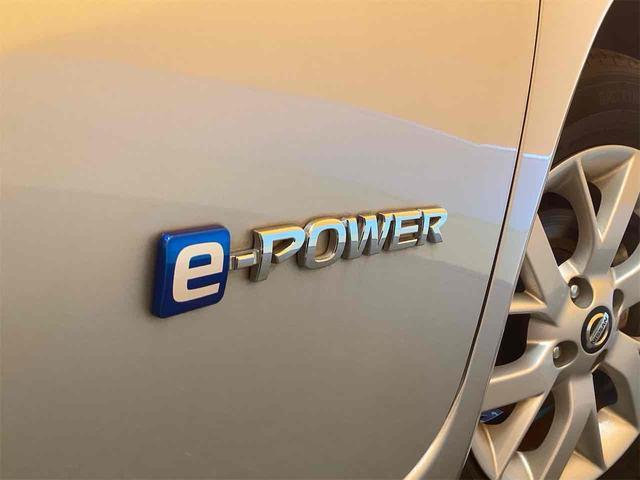 ノート ｅ－パワー　Ｘ　全周囲カメラ　ナビ　クリアランスソナー　レーンアシスト　衝突被害軽減システム　アルミホイール　オートライト　スマートキー　電動格納ミラー　ＣＶＴ　盗難防止システム　衝突安全ボディ　ＡＢＳ　ＥＳＣ（29枚目）