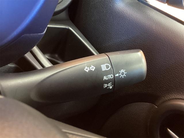 周りが薄暗くなったら自動点灯するオートライトを装備。