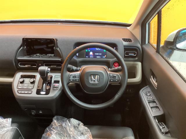 フリード ｅ：ＨＥＶエアー　ＥＸ　バックカメラ　クリアランスソナー　オートクルーズコントロール　レーンアシスト　衝突被害軽減システム　両側電動スライドドア　オートライト　ＬＥＤヘッドランプ　スマートキー　電動格納ミラー　シートヒーター（6枚目）