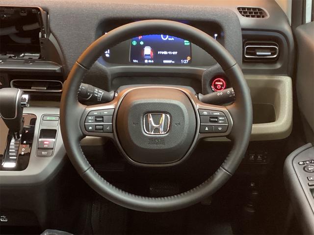 フリード ｅ：ＨＥＶエアー　ＥＸ　バックカメラ　クリアランスソナー　オートクルーズコントロール　レーンアシスト　衝突被害軽減システム　両側電動スライドドア　オートライト　ＬＥＤヘッドランプ　スマートキー　電動格納ミラー　シートヒーター（7枚目）