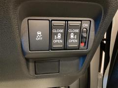 両側電動スライドドア装備！運転席よりボタン一つで開閉可能でございます。 3