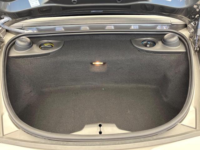 718ボクスター 718ボクスター MT車 リアビューカメラ付パークアシストパッケージ 前席パワーシート 前席シートヒーター デュアルオートエアコン BoxsterSホイール 電動加倒式ドアミラー HIDヘッドランプ オートライト 禁煙(12枚目)