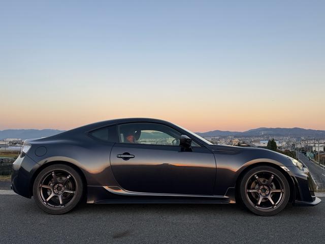 BRZ S 6MT HKSマフラー 車高調 ADVAN18インチAW 社外ナビ RECAROシート VARISフロントバンパー バックカメラ フルセグTV ETC コーナーセンサー ドライブレコーダー レーダー(5枚目)