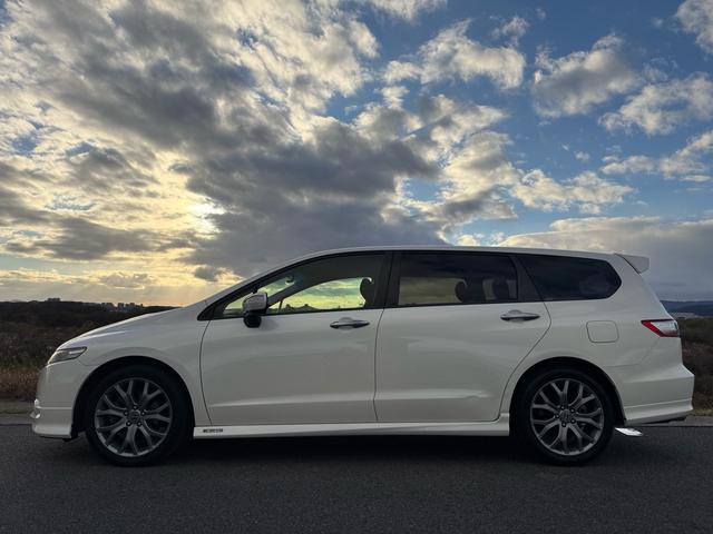 オデッセイ アブソルート 7人乗り 3列シート インターナビ ワンセグ ETC 全周囲カメラ 本革+ファブリックシート アルミホイール クルーズコントロール キーレス ディスチャージヘッドライト(5枚目)