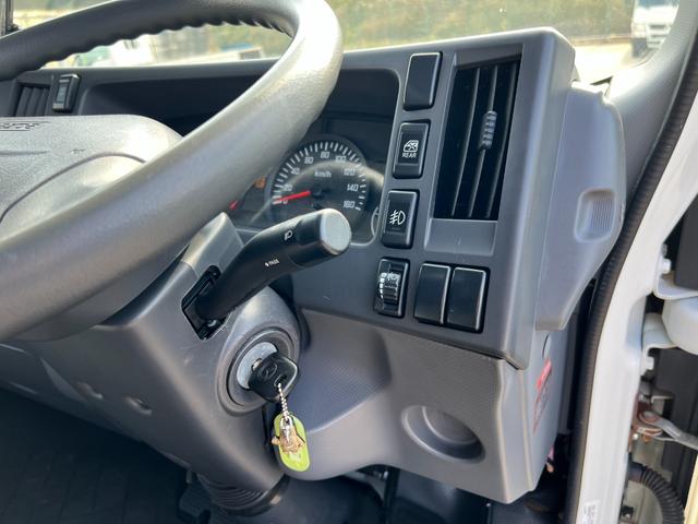 タイタントラック 　２ｔ　ダブルキャブ　標準ロング　準中型　６人乗り　２トン　Ｗキャブ　オートマ　ＡＴ　２ペダル　内フック　３方開　電動格納ミラー　ハイキャブ　ターボ車　積載量１．８００ｋｇ　荷台鉄板張り　坂道補助装置（27枚目）
