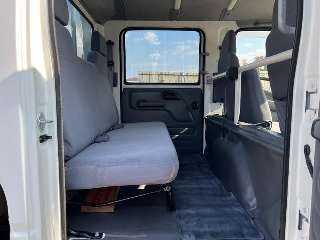 タイタントラック 　２ｔ　ダブルキャブ　標準ロング　準中型　６人乗り　２トン　Ｗキャブ　オートマ　ＡＴ　２ペダル　内フック　３方開　電動格納ミラー　ハイキャブ　ターボ車　積載量１．８００ｋｇ　荷台鉄板張り　坂道補助装置（39枚目）