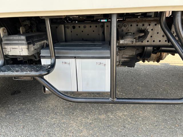 タイタントラック 　２ｔ　ダブルキャブ　標準ロング　準中型　６人乗り　２トン　Ｗキャブ　オートマ　ＡＴ　２ペダル　内フック　３方開　電動格納ミラー　ハイキャブ　ターボ車　積載量１．８００ｋｇ　荷台鉄板張り　坂道補助装置（43枚目）