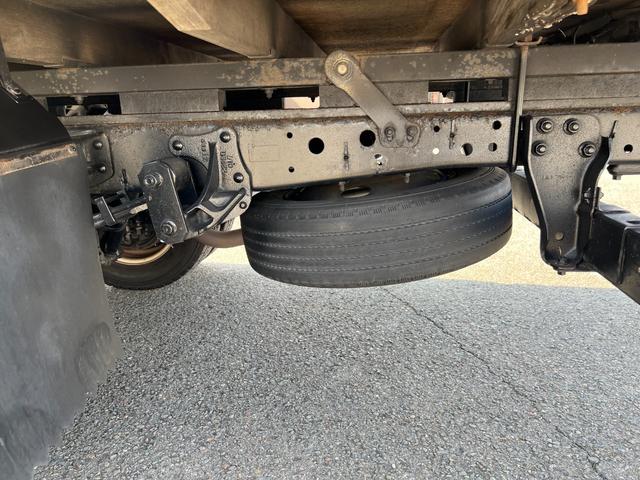 タイタントラック 　２ｔ　ダブルキャブ　標準ロング　準中型　６人乗り　２トン　Ｗキャブ　オートマ　ＡＴ　２ペダル　内フック　３方開　電動格納ミラー　ハイキャブ　ターボ車　積載量１．８００ｋｇ　荷台鉄板張り　坂道補助装置（45枚目）