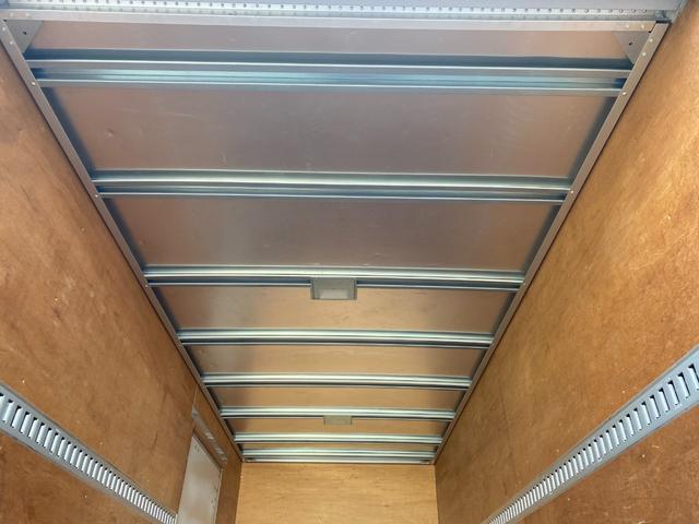 エルフトラック 　２ｔ　アルミバン　標準ロング　内高２０４ｃｍ　２トン　バン　リア３枚扉　サイドスライド扉　ラッシング２段　バックモニター　ミッション　電動格納ミラー　坂道補助装置　日本フルハーフ　積載量２．０００ｋｇ（12枚目）