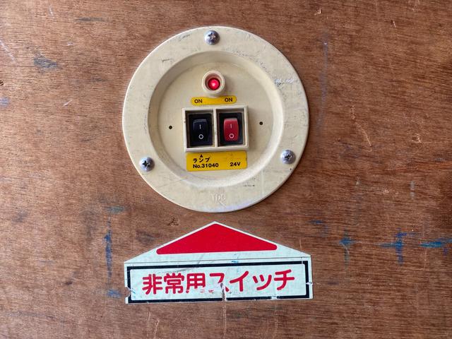 エルフトラック 　２ｔ　アルミバン　標準ロング　内高２０４ｃｍ　２トン　バン　リア３枚扉　サイドスライド扉　ラッシング２段　バックモニター　ミッション　電動格納ミラー　坂道補助装置　日本フルハーフ　積載量２．０００ｋｇ（57枚目）