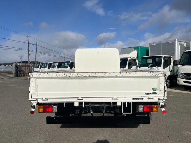 デュトロ 　２ｔ　平ボディ　準中型　ワイドロング　２トン　ヒラボディ　ミッション　ターボ車　バックモニター　電動格納ミラー　坂道補助装置　積載量２．０００ｋｇ　ＥＴＣ　車両総重量４．９４５ｋｇアイドリングストップ（6枚目）
