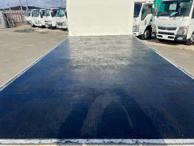 デュトロ 　２ｔ　平ボディ　準中型　ワイドロング　２トン　ヒラボディ　ミッション　ターボ車　バックモニター　電動格納ミラー　坂道補助装置　積載量２．０００ｋｇ　ＥＴＣ　車両総重量４．９４５ｋｇアイドリングストップ（13枚目）