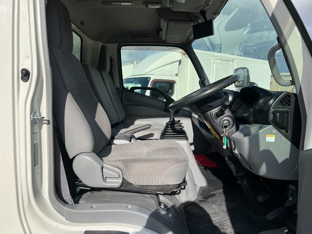 デュトロ 　２ｔ　平ボディ　準中型　ワイドロング　２トン　ヒラボディ　ミッション　ターボ車　バックモニター　電動格納ミラー　坂道補助装置　積載量２．０００ｋｇ　ＥＴＣ　車両総重量４．９４５ｋｇアイドリングストップ（21枚目）