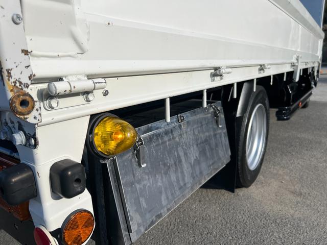 デュトロ 　２ｔ　平ボディ　準中型　ワイドロング　２トン　ヒラボディ　ミッション　ターボ車　バックモニター　電動格納ミラー　坂道補助装置　積載量２．０００ｋｇ　ＥＴＣ　車両総重量４．９４５ｋｇアイドリングストップ（57枚目）