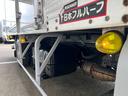 　２ｔ　アルミバン　ワイドロング　格納パワーゲート　２トン　バン　内高２２２ｃｍ　両側サイド扉　荷台キルティング張り　ラッシング２段　バックモニター　車検期日Ｒ８年３月１０日　積載量３．０００ｋｇ　ＭＴ（70枚目）