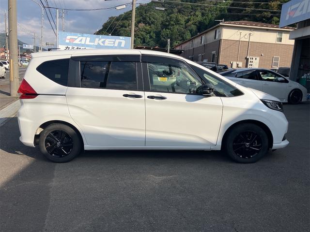 フリード Ｇブラックスタイル　ナビＴＶ　ドライブレコーダー前後　両側電動スライドドア　ＥＴＣ　純正アルミホイール　スマートキー　プッシュ式エンジンスタート　バックカメラ　６人乗り（4枚目）