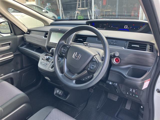 フリード Ｇブラックスタイル　ナビＴＶ　ドライブレコーダー前後　両側電動スライドドア　ＥＴＣ　純正アルミホイール　スマートキー　プッシュ式エンジンスタート　バックカメラ　６人乗り（10枚目）