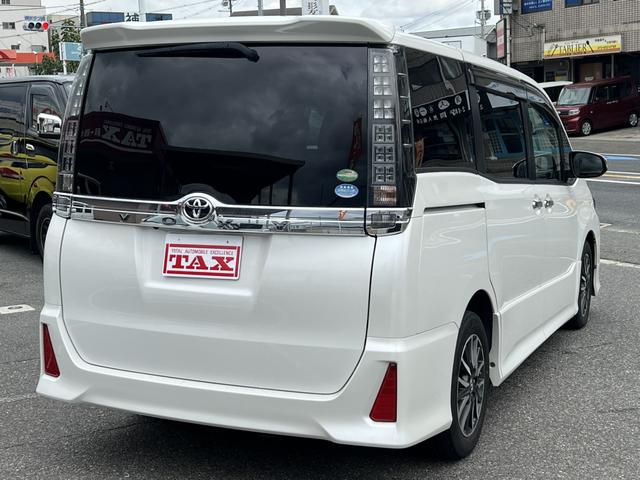 ヴォクシー ＺＳ　煌ＩＩ　パナソニック９インチナビ・アルパイン後席モニター・社外スピーカー・フルセグ・バックカメラ・両側パワースライドドア・シートカバー・ＥＴＣ・ステアリングリモコン・アイドリングストップ（2枚目）