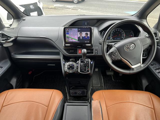 ヴォクシー ＺＳ　煌ＩＩ　パナソニック９インチナビ・アルパイン後席モニター・社外スピーカー・フルセグ・バックカメラ・両側パワースライドドア・シートカバー・ＥＴＣ・ステアリングリモコン・アイドリングストップ（3枚目）