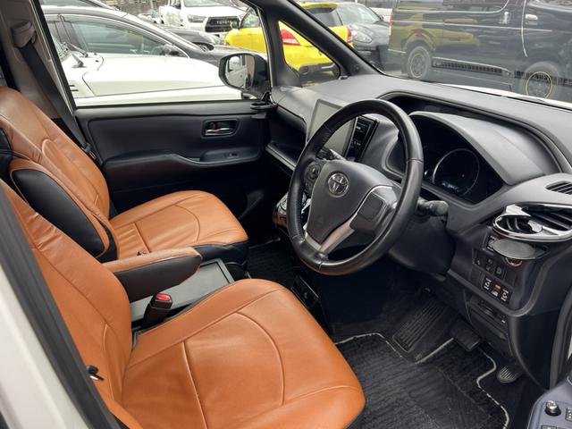 ヴォクシー ＺＳ　煌ＩＩ　パナソニック９インチナビ・アルパイン後席モニター・社外スピーカー・フルセグ・バックカメラ・両側パワースライドドア・シートカバー・ＥＴＣ・ステアリングリモコン・アイドリングストップ（4枚目）