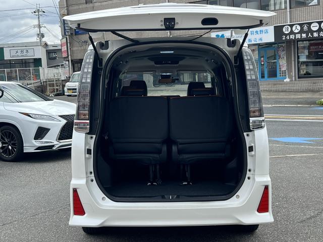 ヴォクシー ＺＳ　煌ＩＩ　パナソニック９インチナビ・アルパイン後席モニター・社外スピーカー・フルセグ・バックカメラ・両側パワースライドドア・シートカバー・ＥＴＣ・ステアリングリモコン・アイドリングストップ（18枚目）