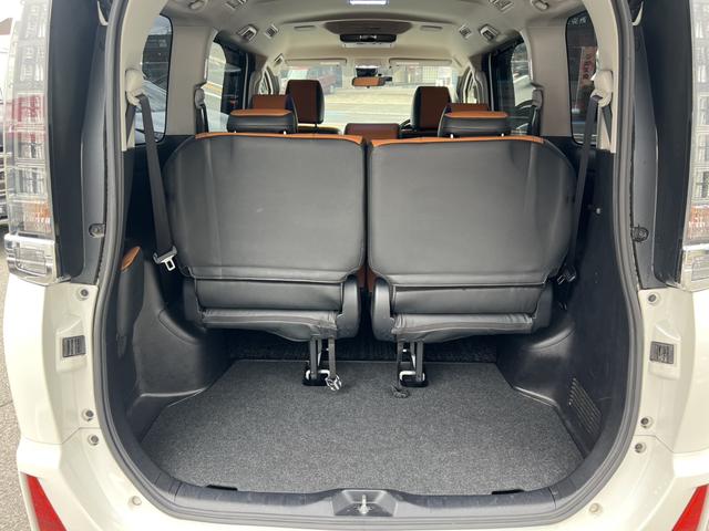 ヴォクシー ＺＳ　煌ＩＩ　パナソニック９インチナビ・アルパイン後席モニター・社外スピーカー・フルセグ・バックカメラ・両側パワースライドドア・シートカバー・ＥＴＣ・ステアリングリモコン・アイドリングストップ（19枚目）