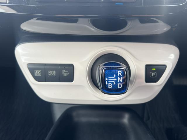 プリウス Ｓツーリングセレクション　バックカメラ・純正９インチナビ・ＥＴＣ・フルセグ・ステアリングリモコン・クルーズコントロール（13枚目）