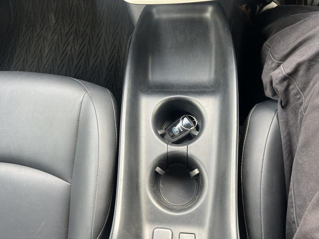 プリウス Ｓツーリングセレクション　バックカメラ・純正９インチナビ・ＥＴＣ・フルセグ・ステアリングリモコン・クルーズコントロール（19枚目）