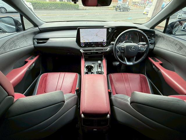 ＲＸ ＲＸ３５０　Ｆスポーツ　パノラマルーフ　オレンジキャリパー　純正ナビ　フルセグＴＶ　バックカメラ　全方位モニター　ＨＤＭＩ端子　クルーズコントロール　ドライブレコーダー　ＥＴＣ　ブラックルーフレール　ヘッドアップディスプレイ（3枚目）