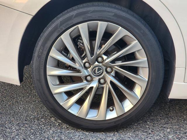 ＥＳ ＥＳ３００ｈ　バージョンＬ　純正ナビ・フルセグ・デジタルインナーミラー・ＥＴＣ・シートヒーター・ベンチレーション・ステアリングヒーター・パワーバックドア・ＢＳＭ・パノラミックビューモニター・リアスポイラー（4枚目）