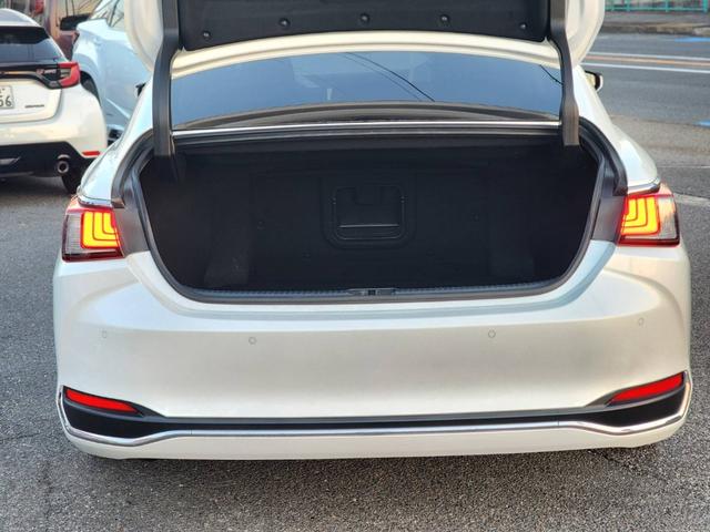 ＥＳ ＥＳ３００ｈ　バージョンＬ　純正ナビ・フルセグ・デジタルインナーミラー・ＥＴＣ・シートヒーター・ベンチレーション・ステアリングヒーター・パワーバックドア・ＢＳＭ・パノラミックビューモニター・リアスポイラー（11枚目）