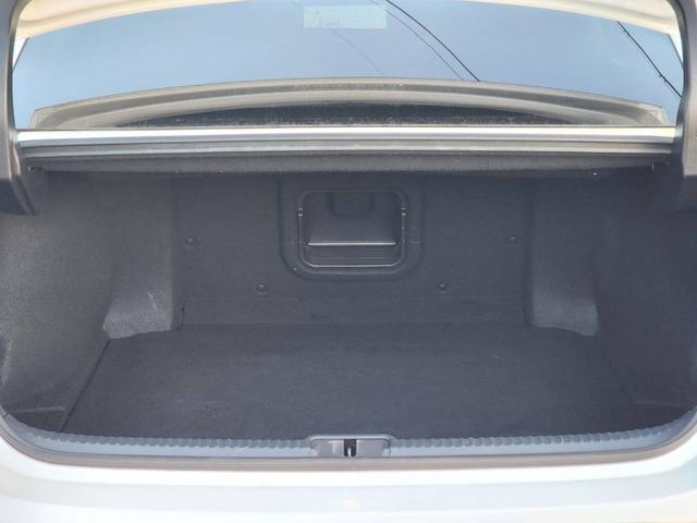 ＥＳ ＥＳ３００ｈ　バージョンＬ　純正ナビ・フルセグ・デジタルインナーミラー・ＥＴＣ・シートヒーター・ベンチレーション・ステアリングヒーター・パワーバックドア・ＢＳＭ・パノラミックビューモニター・リアスポイラー（12枚目）