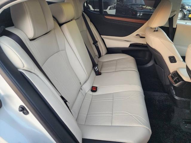 ＥＳ ＥＳ３００ｈ　バージョンＬ　純正ナビ・フルセグ・デジタルインナーミラー・ＥＴＣ・シートヒーター・ベンチレーション・ステアリングヒーター・パワーバックドア・ＢＳＭ・パノラミックビューモニター・リアスポイラー（16枚目）