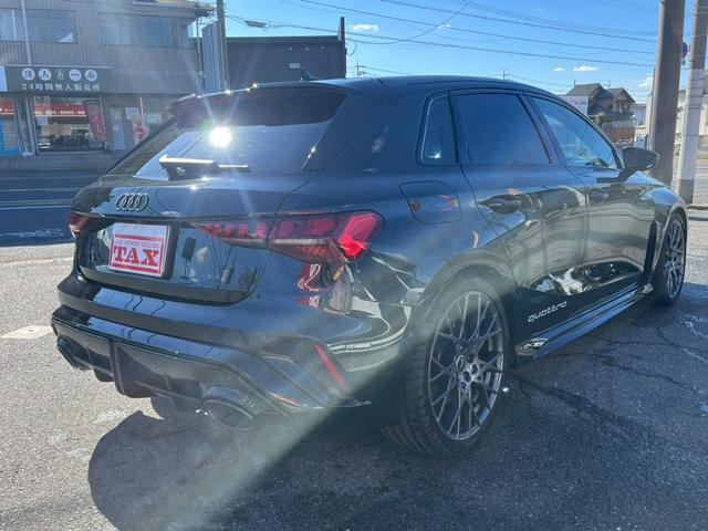 ＲＳ３スポーツバック ベースグレード　ＲＳデザインパッケージレッド・カーボンエンジンカバー・スポーツエキゾースト・カーボンドアミラー・レッドブレーキキャリパー・ダンピングコントロールサス・ＳＯＮＯＳサウンド・パノラマサンルーフ（2枚目）