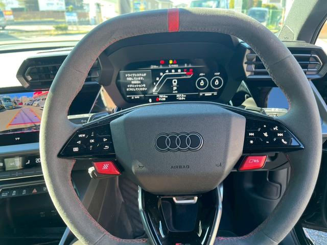 ＲＳ３スポーツバック ベースグレード　ＲＳデザインパッケージレッド・カーボンエンジンカバー・スポーツエキゾースト・カーボンドアミラー・レッドブレーキキャリパー・ダンピングコントロールサス・ＳＯＮＯＳサウンド・パノラマサンルーフ（4枚目）