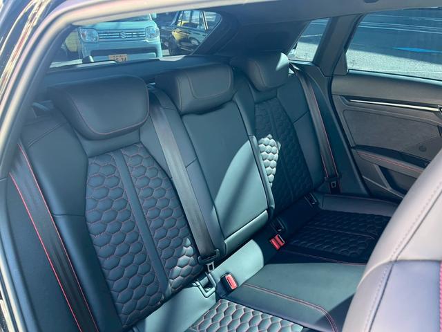 ＲＳ３スポーツバック ベースグレード　ＲＳデザインパッケージレッド・カーボンエンジンカバー・スポーツエキゾースト・カーボンドアミラー・レッドブレーキキャリパー・ダンピングコントロールサス・ＳＯＮＯＳサウンド・パノラマサンルーフ（7枚目）
